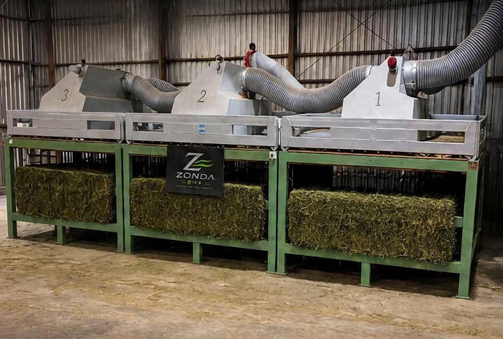 Equipo Zonda Dry en el galpón, con tres módulos cargados de alfalfa.